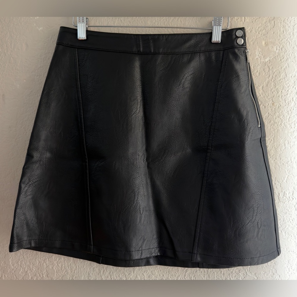 Zara M Black Faux Leather Mini Skirt Moto Style Zipper Detail Classic Essential - Picture 4 of 13